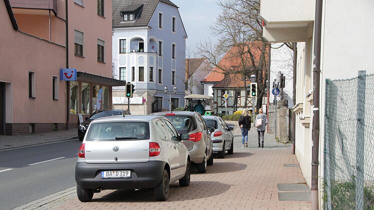 Noch illegal - aber demnächst werden für diese auf dem Gehweg parkenden Autos in der Großen Bauerngasse Stellplatze aufgemalt.  Fotos: Andreas Dorsch