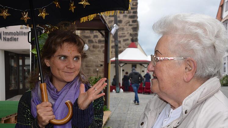 Kathinka Marcks erzählte den Passanten Geschichten. Kunigunda Wirth lauschte aufmerksam.