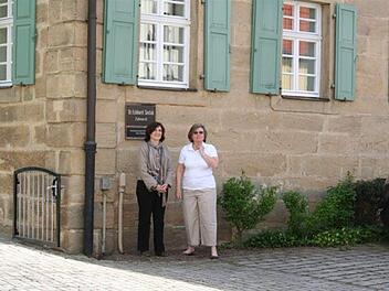 Besuch der Walter-Schwestern Daphne W. Bransten und Jennifer W. Fowler vor dem Walter'schen Stiftungshaus in der Bahnhofstraße, beide Unterstützung der Bürgerinitiative, März 2010. Foto: Adelheid Waschka
