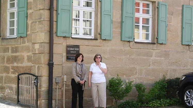 Besuch der Walter-Schwestern Daphne W. Bransten und Jennifer W. Fowler vor dem Walter'schen Stiftungshaus in der Bahnhofstraße, beide Unterstützung der Bürgerinitiative, März 2010. Foto: Adelheid Waschka