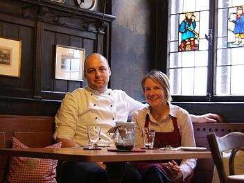 Christian und Stefanie Hippler freuen sich über die erneute Erwähnung im Guide Michelin mit dem "Bib Gourmand".  Foto: Julia Fritsch
