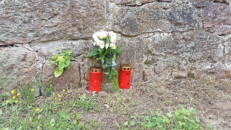 In der Nähe des Tatorts haben trauernde Menschen im August Kerzen aufgestellt und einen Strauß Blumen hinterlassen.