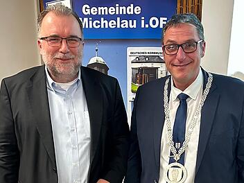 Prof. Siegfried Russwurm (links) referierte auf Einladung von Bürgermeister Jochen Weber im Gemeinderat und trug sich ins Goldene Buch der Gemeinde Michelau ein.