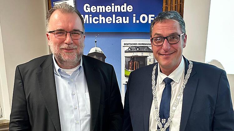 Prof. Siegfried Russwurm (links) referierte auf Einladung von Bürgermeister Jochen Weber im Gemeinderat und trug sich ins Goldene Buch der Gemeinde Michelau ein.