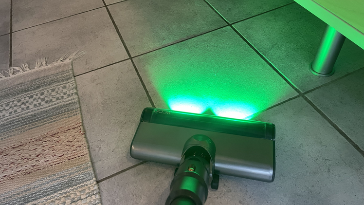 Die grünen LEDs machen selbst feinste Staubspuren sichtbar.