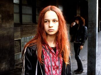 Christiane (Natja Brunckhorst) w&auml;chst in der Berliner Gropiusstadt auf.