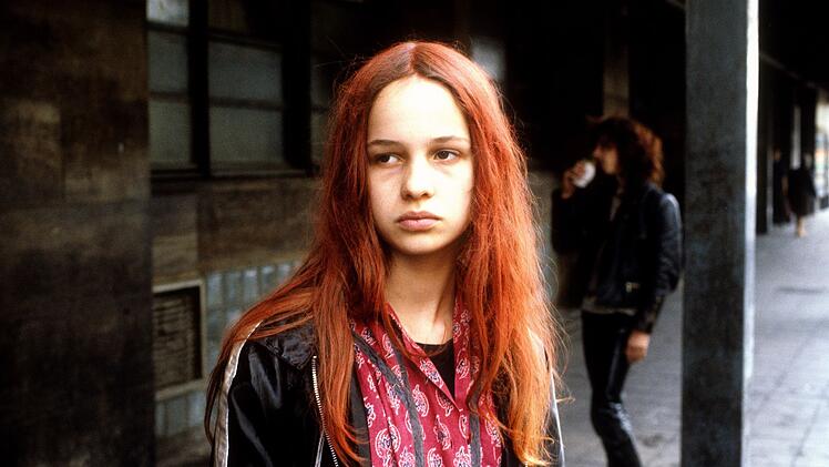 Christiane (Natja Brunckhorst) w&auml;chst in der Berliner Gropiusstadt auf.