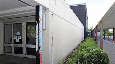 Der offene Verbindungsgang zwischen Schule und Halle (dunkles Gebäude) soll abgerissen und durch ein neues Foyer ersetzt werden. Foto: Matthias Hoch