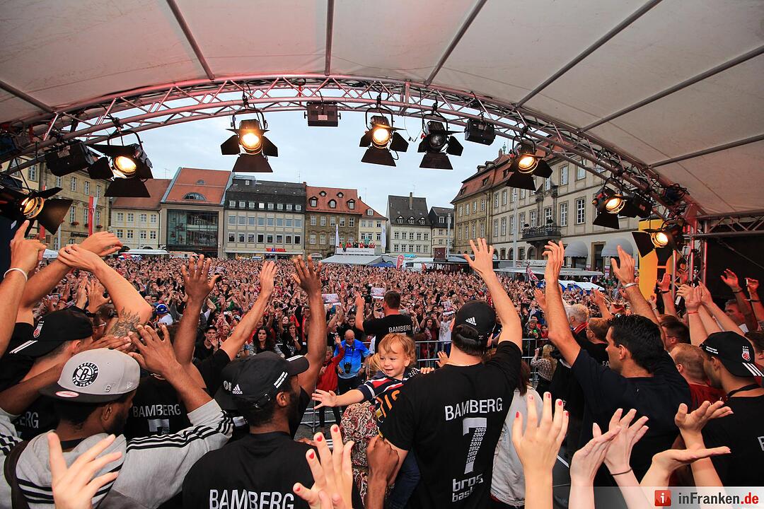 Meister-Party am Maxplatz