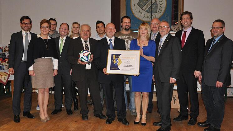 Ehrengäste und Vorstandschaft des TSV mit der Urkunde "Goldene Raute mit Ähre". Hintere Reihe von links: Stefan Buchaly, Dominic Liebscher, Luisa Wagner, Simon Postler, Oliver Götz, Alexander Männlein, Dr. Hermann Ulm und Stefan Merkel. Vorne von links: Anja Gebhardt, Michael Hofmann, Max Habermann, Michael Dauer, Silvia Wagner und Dieter Habermann.