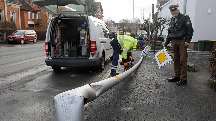 Mitarbeiter der SÜC kümmerten sich um die umgeknickte Straßenlaterne im Coburger Kanonenweg. Foto: Michael Stelzner