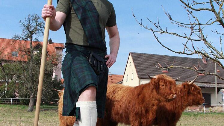 Trockenübung: Maik Schmeller wird im Sommer mit seinen Jungs bei den "1. Höörder Highland Games" zum Wettkampf antreten. Dann kommt es darauf an, einen fünf Kilo schweren Strohsack wie diesen mit der Mistgabel möglichst weit hoch in die Luft zu werfen. Teams können sich jetzt anmelden. Foto: Carmen Schmitt