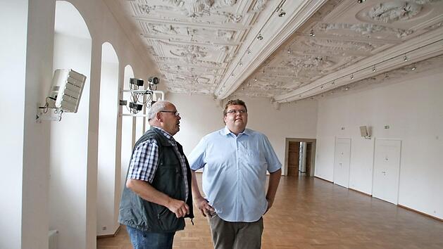 Albert Laudensack (links) und Andreas Tr&auml;gner sehen sich in der Alten Aula um, wo nun die Faschingssitzungen stattfinden.  Foto: Thomas Malz