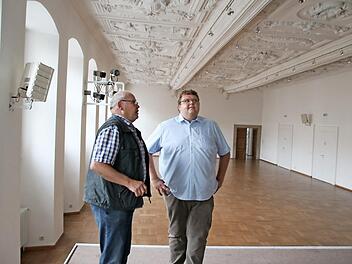 Albert Laudensack (links) und Andreas Trägner sehen sich in der Alten Aula um, wo nun die Faschingssitzungen stattfinden.  Foto: Thomas Malz