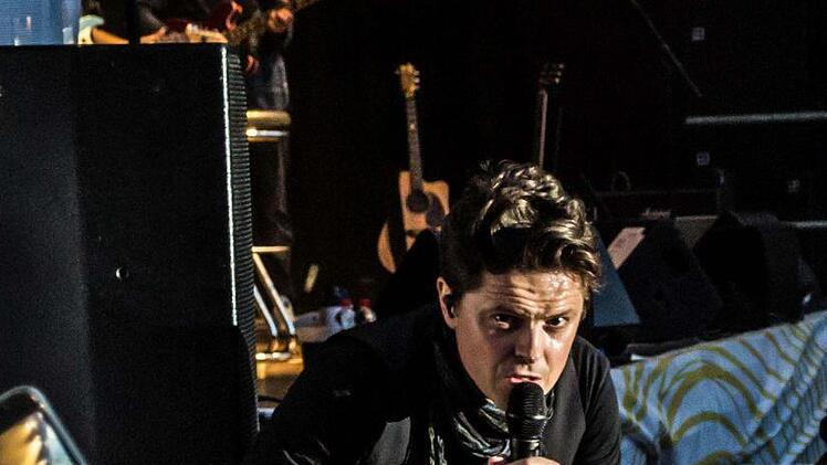 Umjubelter Auftritt: Michael Patrick Kelly fasziniert im ausverkauften Schlosshof von Tambach. Foto: Jochen Berger