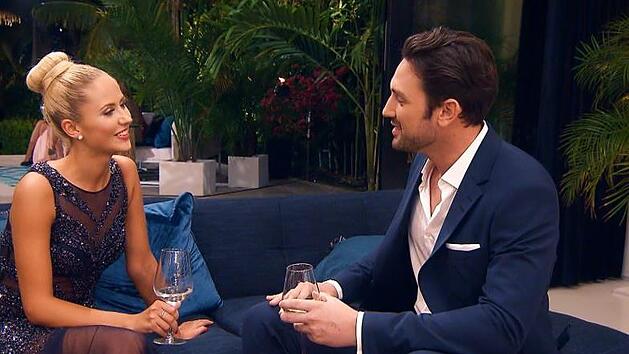 In der ersten Nacht der Rosen verwechselt der Bachelor Daniel V&ouml;lz die Kandidatinnen Lina und Janina. Foto: MG RTL D