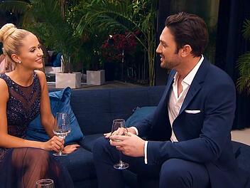 In der ersten Nacht der Rosen verwechselt der Bachelor Daniel Völz die Kandidatinnen Lina und Janina. Foto: MG RTL D