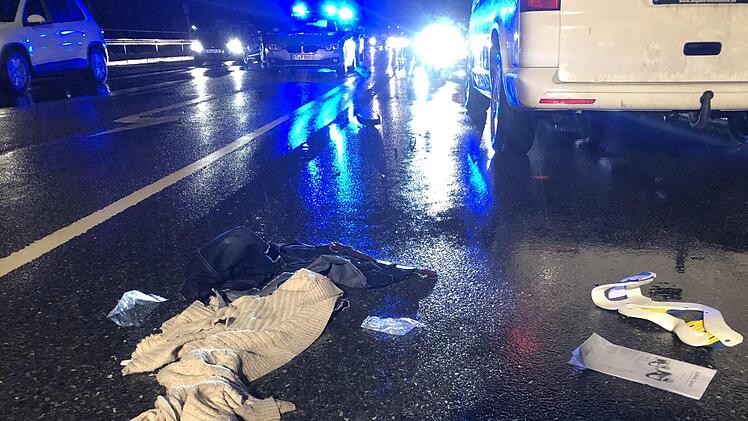 Klamotten und sonstige Gegenstände lagen über die Bundesstraße verteilt. Foto: Alexander Löffler