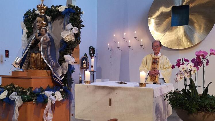 Pfarrer Hans Thrun stand der Liturgie zur den Gottesdiensten und der  Vigilfeier vor.Marion Eckert