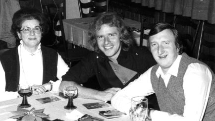 Thomas Gottschalk speist mit Mutter Rutila und Mike Krüger gutbürgerlich in der Kulmbacher "Stadtschänke", 1982. Foto: Archiv Stephan Tiroch