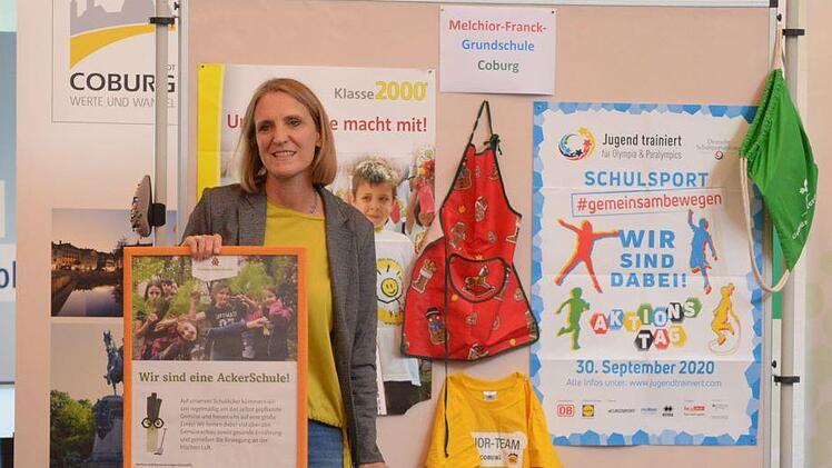 Susanne Thaler erläutert das Projekt für mehr Bewegung der Schüler an der Melchior-Franck-Schule, für das die Jury des Wettbewerbs "Gesund leben in der Region Coburg - Jugend bewegt" den ersten Preis vergeben hat. Fotos: Rainer Lutz