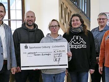 B&uuml;rgermeister Andreas H&uuml;gerich (l.) und Personalratsvorsitzender der Stadt Lichtenfels Stefan Welsch (2. v. l.) &uuml;bergeben gemeinsam mit den Personalratsmitgliedern Marcus Woock (2. v. r.) und Stefan Renner (r.) den symbolischen Spendenscheck an Sa...