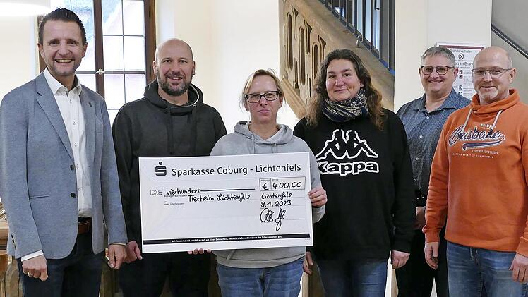 Bürgermeister Andreas Hügerich (l.) und Personalratsvorsitzender der Stadt Lichtenfels Stefan Welsch (2. v. l.) übergeben gemeinsam mit den Personalratsmitgliedern Marcus Woock (2. v. r.) und Stefan Renner (r.) den symbolischen Spendenscheck an Sa...