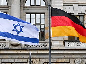 Flaggen von Israel und Deutschland