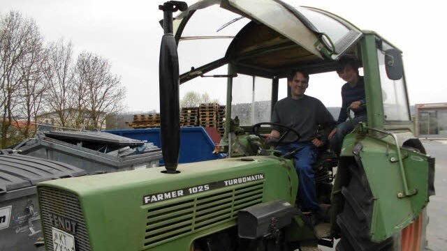 Kilian Wolf und sein kleiner Bruder Franz fahren gerne Traktor - sie müsen aber nicht.  Foto: Riegler