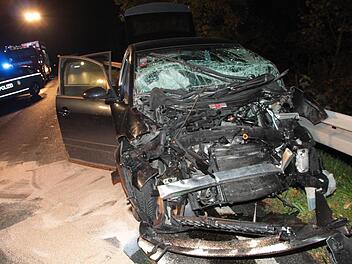 Der Audi A 2 ist nach dem Zusammenstoß mit einem Kleintransporter nur noch Schrott. Foto: Jürgen Gärtner