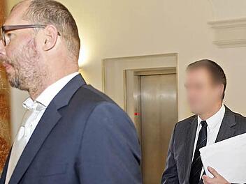 Das Bild von einem der ersten Verhandlungstage zeigt Heinz W. (rechts) und seinen Bamberger Rechtsanwalt Dieter Widmann auf dem Weg in den Sitzungssaal des Landgerichts. Foto: Matthias Hoch