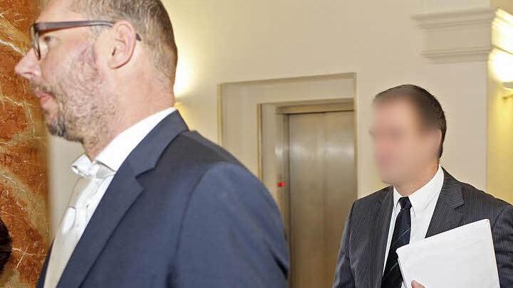 Das Bild von einem der ersten Verhandlungstage zeigt Heinz W. (rechts) und seinen Bamberger Rechtsanwalt Dieter Widmann auf dem Weg in den Sitzungssaal des Landgerichts. Foto: Matthias Hoch