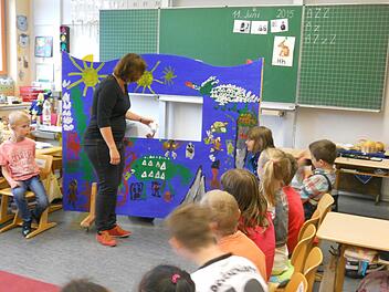 Für das Theaterprojekt der Grundschule und der Lebenshilfe bauten die Werkstätten in Augsfeld eigens ein Puppentheater, das die Kinder der Partnerklassen gemeinsam farbenfroh bemalten. Foto: sw