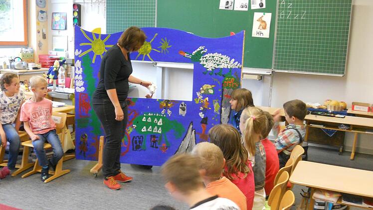 Für das Theaterprojekt der Grundschule und der Lebenshilfe bauten die Werkstätten in Augsfeld eigens ein Puppentheater, das die Kinder der Partnerklassen gemeinsam farbenfroh bemalten. Foto: sw