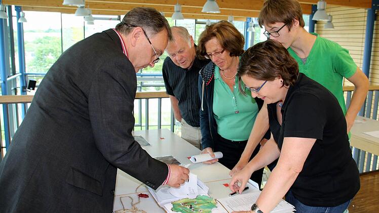Beobachtet von Schulleiter Klauspeter Schmidt (links) sichten hier Luis Jäger, Tanja Roeß, Gisela Röder und Karl-Heinz Krebs (von rechts) eine "Dichtografie": Melanie Fenzlein (10d) hatte ihr Resümee über Leben und Werk Rückerts in dieses Büchlein über den Dichter und Sprachforscher gepackt.
