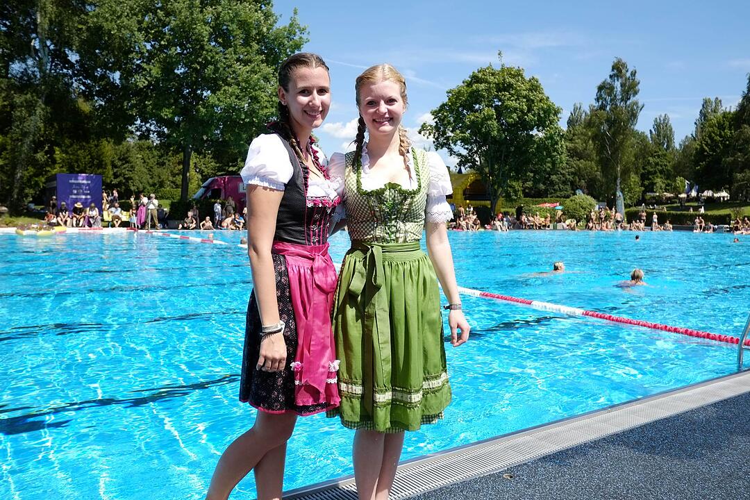 Nürnberg: Dirndl-Flug-WM - mit Tracht ins Wasser