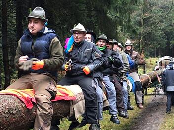 Mit Handschuhen und dicken Jacken trotzten die Teilnehmer dem Wetter. Foto: Evelyn Schneider