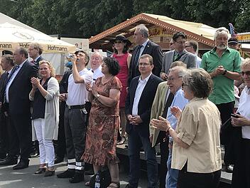 Vor dem Einmarsch ins Zelt wurden die Teilnehmer von der Prominenz aus Stadt und Land empfangen. Bundestagsabgeordneter Stefan Müller hatte Durst, er ist als Vorsitzender mit "seinem" Roten Kreuz zum Weihersbachgelände gelaufen.  Fotos: Michael Busch