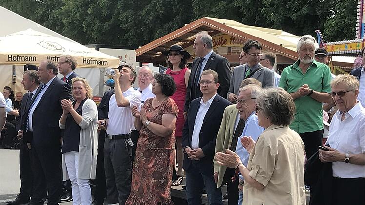 Vor dem Einmarsch ins Zelt wurden die Teilnehmer von der Prominenz aus Stadt und Land empfangen. Bundestagsabgeordneter Stefan Müller hatte Durst, er ist als Vorsitzender mit "seinem" Roten Kreuz zum Weihersbachgelände gelaufen.  Fotos: Michael Busch