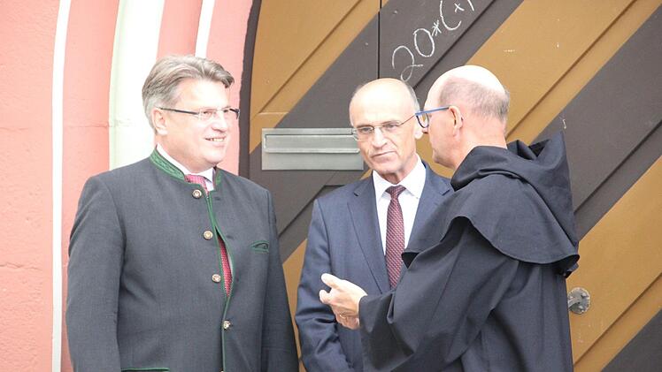 Minister Bausback, Landrat Schneider und Bürgermeister Stadelmann als Abt (von links)
