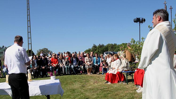 Diakon Joachim Stapf bei einer Feier an der renovierten Wegkapelle in der Flur von Neubrunn