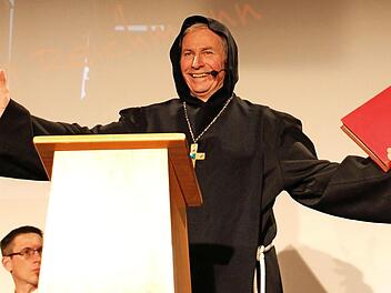 Die Gedanken sind frei: Wolfgang Reichmann als schlagfertiger Abt Wolfram.