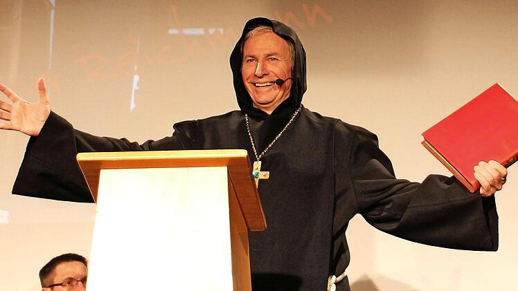 Die Gedanken sind frei: Wolfgang Reichmann als schlagfertiger Abt Wolfram.