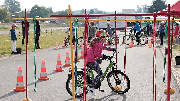 Im Fahrradparcours stehen unter anderem Gleichgewichts&uuml;bungen und Slalomfahren auf dem Programm. Foto: Lienhardt/Stadt Bamberg