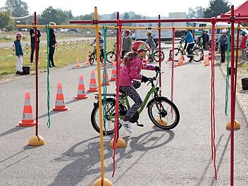 Im Fahrradparcours stehen unter anderem Gleichgewichts&uuml;bungen und Slalomfahren auf dem Programm. Foto: Lienhardt/Stadt Bamberg
