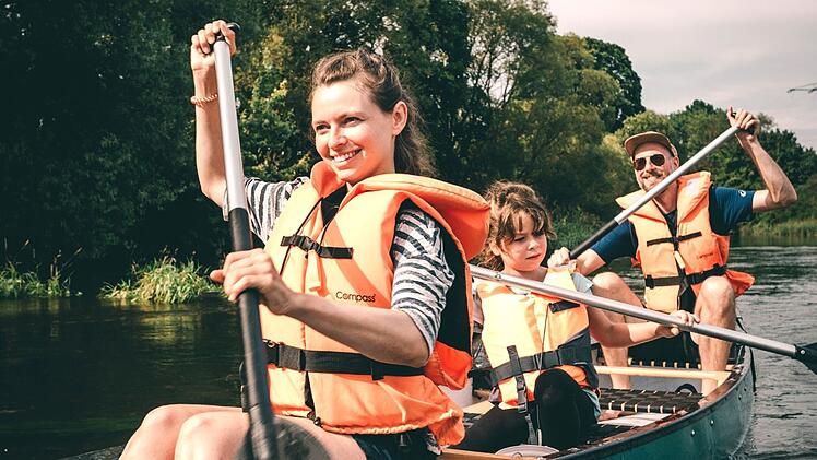 Die Landschaft um Bad Staffelstein kann man auch vom Wasser aus entdecken, z.B. bei einer Kanutour auf dem Kanuwanderweg Obermain. Foto: Kur & Tourismus Service Bad Staffelstein