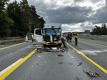 Auffahrunfall unter drei Lastwagen: Fahrer wird in Kabine eingeklemmt
