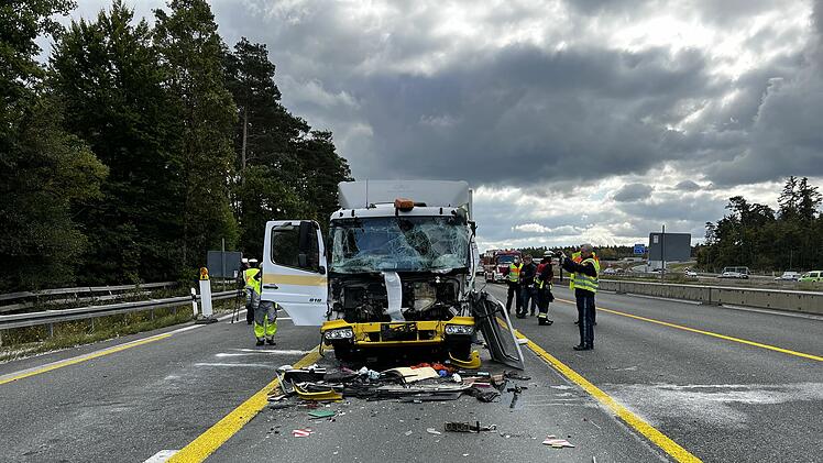 Auffahrunfall unter drei Lastwagen: Fahrer wird in Kabine eingeklemmt