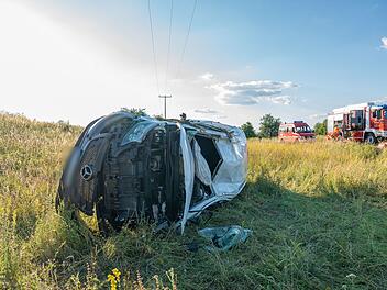 Unfall bei Forchheim: Transporter kommt von der Fahrbahn ab und &uuml;berschl&auml;gt sich mehrmals