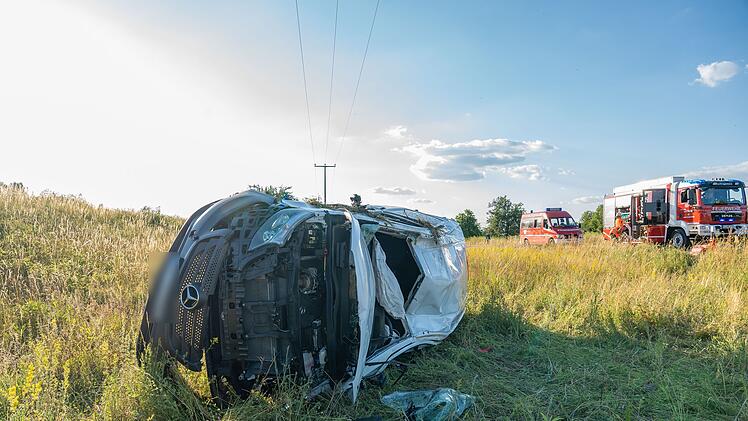 Unfall bei Forchheim: Transporter kommt von der Fahrbahn ab und &uuml;berschl&auml;gt sich mehrmals